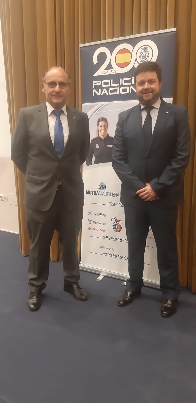 Nuestro Tte. Hº Mayor Don Pedro Avendaño junto a Jorge Martín Puerto, compositor del himno del 2º Centenario de la Policía.
