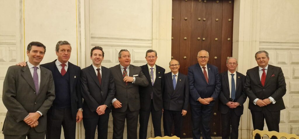 Los Hermanos Mayores del Jueves Santo junto al Delegado de día y Delegado de Sacramentales.